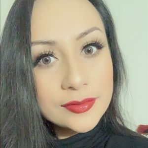 Meet your Posher, Deyanira